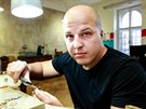 Lubo� Korbi�ka ve sv�m brn�nsk�m zlatnictv� jako prvn� a jedin� na �esk�m trhu...