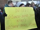 Protest proti zruení rychlíkových spoj na nádraí v Kianov na ársku.