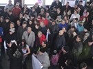 Protest proti zruení rychlíkových spoj na nádraí v Kianov na ársku.