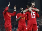 Fotbalisté Liverpoolu slaví gól, který vstelil Daniel Sturridge.