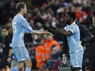 Wilfried Bony ze Stoke stídá Petera Crouche.