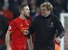 Jordan Henderson a trenér Jürgen Klopp slaví vítzství Liverpoolu.