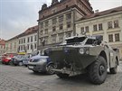 Ped radnicí na námstí Republiky v Plzni stojí obrnný transportér. (20....
