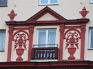 Některé domy v Plzni na Slovanech mají uměleckou výzdobu v duchu...