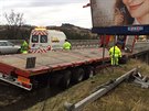 Kamion vyjel z dálnice D1 a narazil do zábradlí, málem se zítil pod most...
