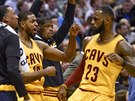 LeBron James (vpravo) z Clevelandu práv trefil klíovou trojku proti...