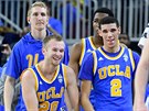 Lonzo Ball (2), Bryce Alford (20) i vytáhlý Thomas Welsh z UCLA oslavují dalí...
