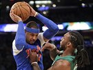 Carmelo Anthony (vlevo) z New Yorku se tlaí do Jaeho Crowdera z Bostonu.