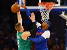 Carmelo Anthony (vpravo) z New Yorku blokuje pokus Jonase Jerebka z Bostonu.