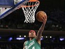 Isaiah Thomas z Bostonu zakonuje na ko New Yorku.