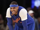 Carmelo Anthony z New Yorku nemá radost z pohledu na skóre zápasu s Bostonem.