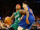 Isaiah Thomas (vlevo) z Bostonu obchází Courtneyho Lee z New Yorku.