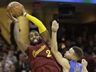 Kyrie Irving (vlevo) z Clevelandu doskoil mí ped Stephenem Currym z Golden...