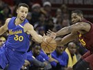 Souboj o mí svádjí Stephen Curry (vlevo) z Golden State a Tristan Thompson z...