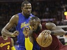 LeBron James (vpravo) z Clevelandu se tlaí kolem Kevina Duranta z Golden State.