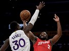 Julius Randle z LA Lakers brání Raymonda Feltona z LA Clippers.