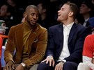 Hvzdná dvojka Chris Paul (vlevo) a Blake Griffin z LA Clippers vánonímu derby...