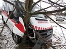 Osobní vz dostal na Rychnovsku smyk a poslal sanitu do stromu (27.12.2016).