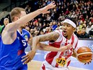 Pardubický basketbalista Dominez Burnett (vpravo) v souboji s ostravským...