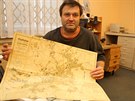 Radim Neuvirt s historickou mapou msta.