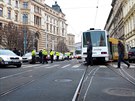 V centru Brna vykolejila tramvaj. Nabourala dva dal�� vozy.