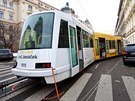 V centru Brna vykolejila tramvaj. Nabourala dva dal�� vozy.