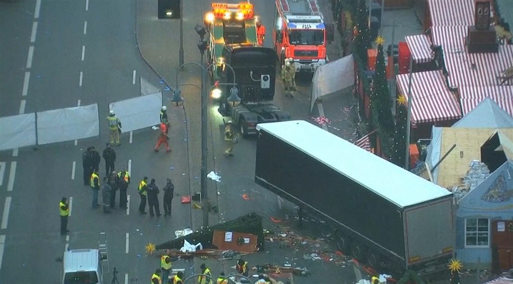 V Berlín� odstra�ují kamion, který vjel do lidí