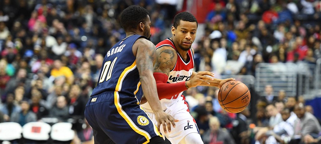 Trey Burke z Washingtonu (s mí�em) a Aaron Brooks z Indiany.