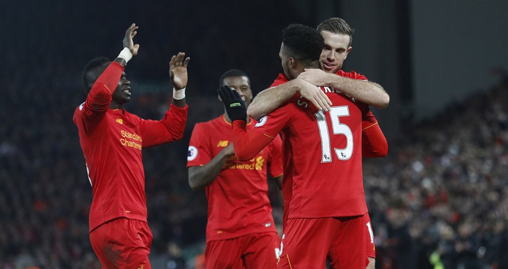 Fotbalisté Liverpoolu slaví gól, který vst�elil Daniel Sturridge.