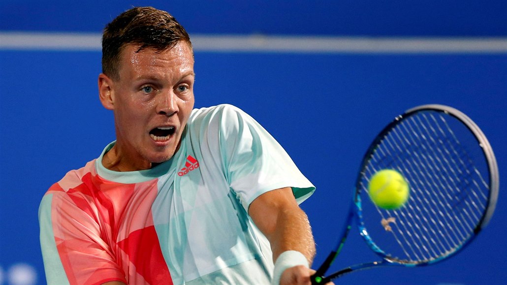 Tomá� Berdych na exhibi�ním turnaji v Abú Zabí.