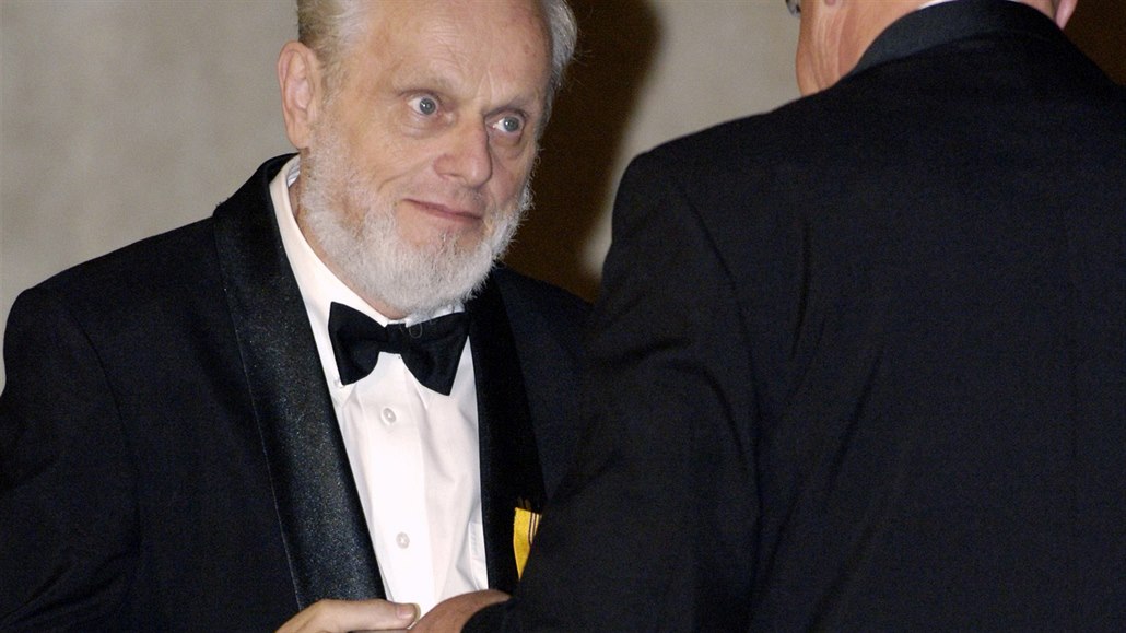 Petr Hájek p�ijímá medaili Za zásluhy z rukou prezidenta Klause (2006)