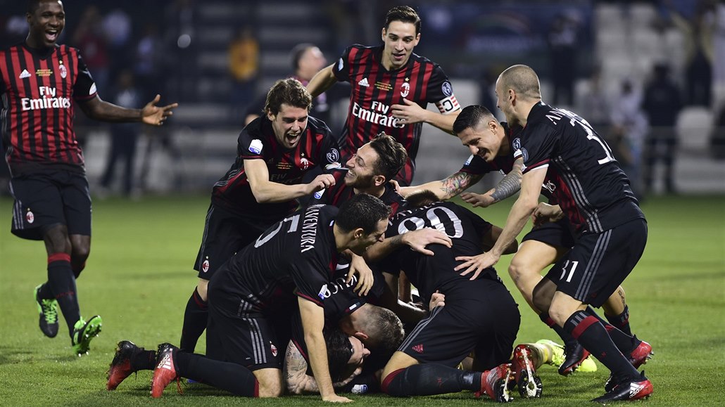 Fotbalisté AC Milán se radují z výhry v italském Superpoháru.