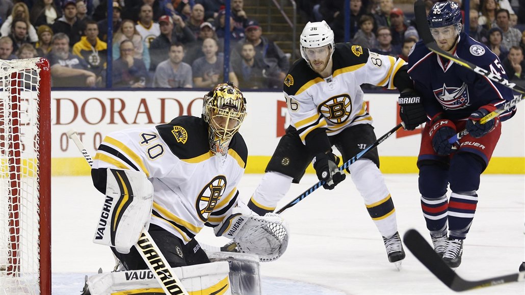 Bostonský gólman Tuukka Rask zasahuje, Luká� Sedlák z Columbusu �eká na...