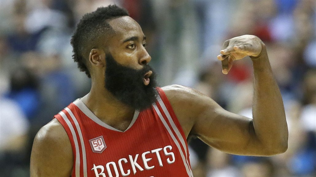 James Harden z Houstonu se raduje z úsp�né st�ely.