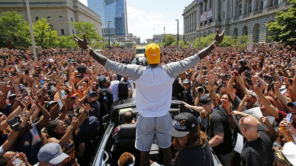 LeBron James si u�ívá ovace fanou�k� Clevelandu po zisku titulu v NBA: