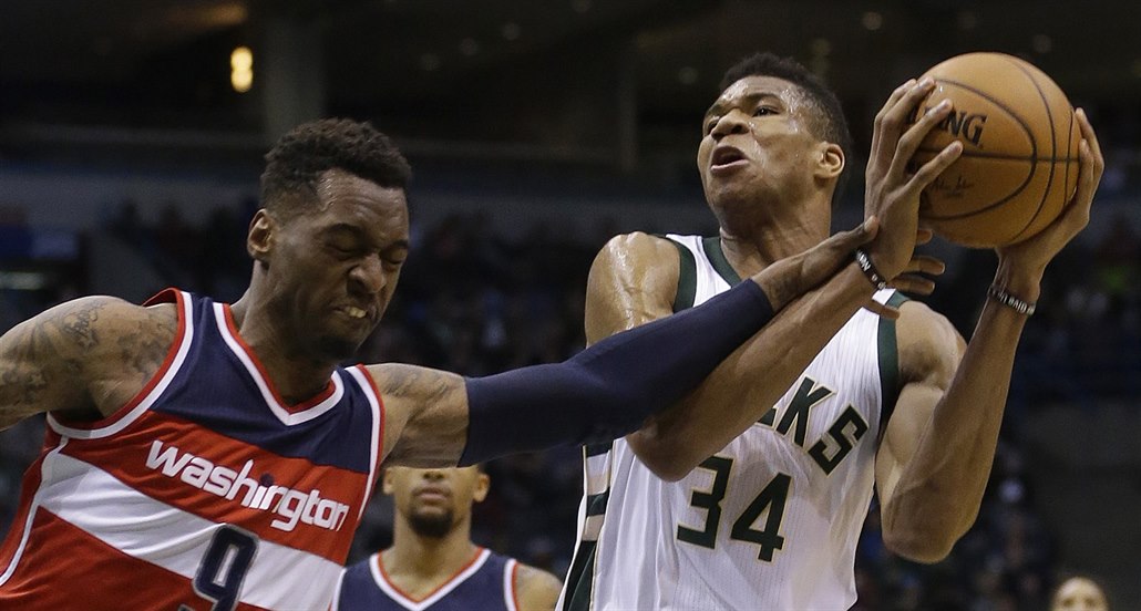 Janis Adetokunbo z Milwaukee (vpravo) dr�í mí�, sebrat ho chce Sheldon...