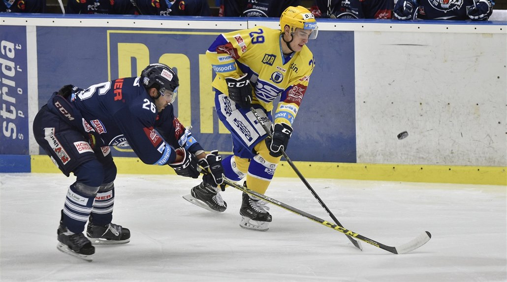 Petr Jelínek z Liberce (vlevo) a David ��astný ze Zlína v extraligovém duelu