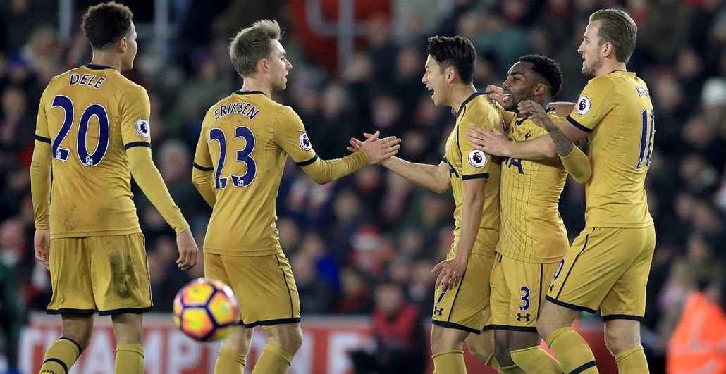 Fotbalisté Tottenhamu slaví gól na h�i�ti Southamptonu.