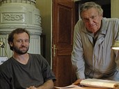 Historik Jan Tesa (vpravo) zaznamenal vzpomínky romského partyzána Josefa...