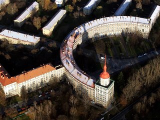 Soustava budov Oblouku z výšky připomíná i srp s kladivem.