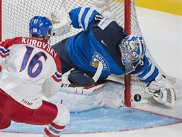 Český hokejový útočník Daniel Kurovský neuspěl v šanci před finským brankářem...