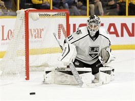 Peter Budaj z Los Angeles sleduje puk v utkn s Nashvillem.