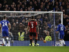 Eden Hazard z Chelsea promuje penaltu v utkn proti Bournemouthu.