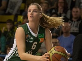 Karolna Elhotov bhem utkn hvzd basketbalov ligy 2015/16 ovldla sout...