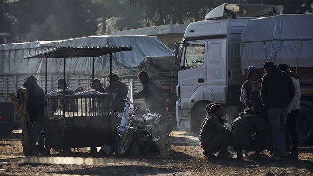 Syrt uprchlci u pechodu Cilvegozu na syrsko-tureck hranici (19. prosince 2016)