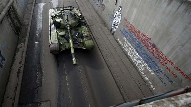 Srbsk tank v Blehradu mj grafiti s cittem srbskho vlenho hrdiny Dragutina Gavrilovie (28. nora 2016)