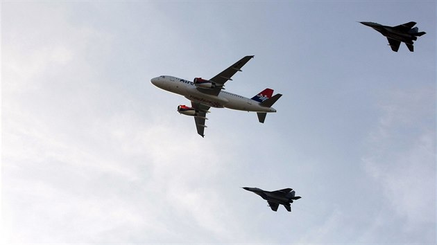 Srbsk stroje MiG a Airbus A319-100 aerolinek Air Serbia nad Blehradem (23. jna 2013)