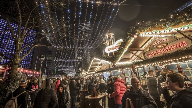 Adventn trh na Breitscheidplatz v Berln, kam ped temi dny vjel kamion a...