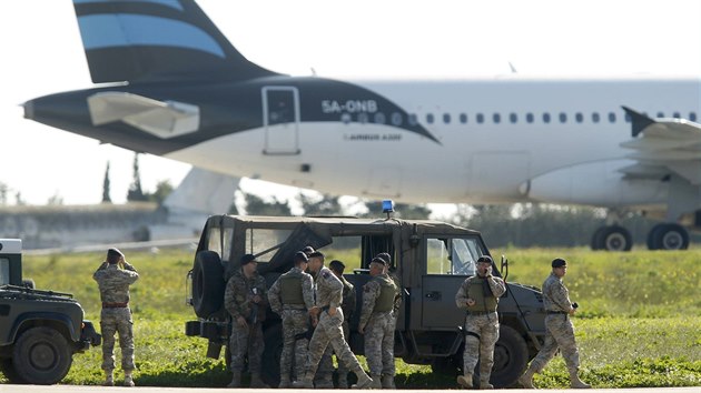 Maltsk jednotky zaujaly pozice kolem unesenho libyjskho letounu (23. prosince 2016)