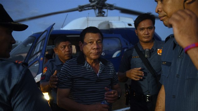 Filipnsk prezident Rodrigo Duterte obklopen ochrankou bhem pedvolebn kampan (22. dubna 2016)